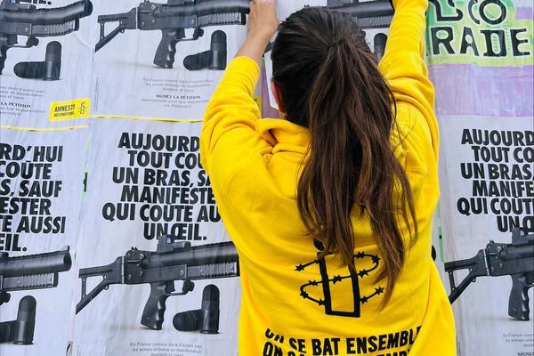 La nouvelle campagne d'affichage d'Amnesty International vise les armes à létalité réduite utilisées lors des manifestations